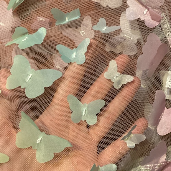 Mesh top with butterflies - Picture 5 of 8